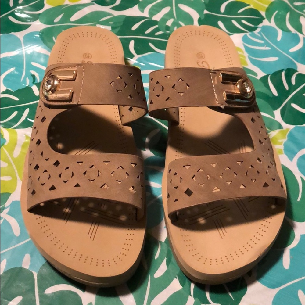 Forever Comfort slippers 6.5